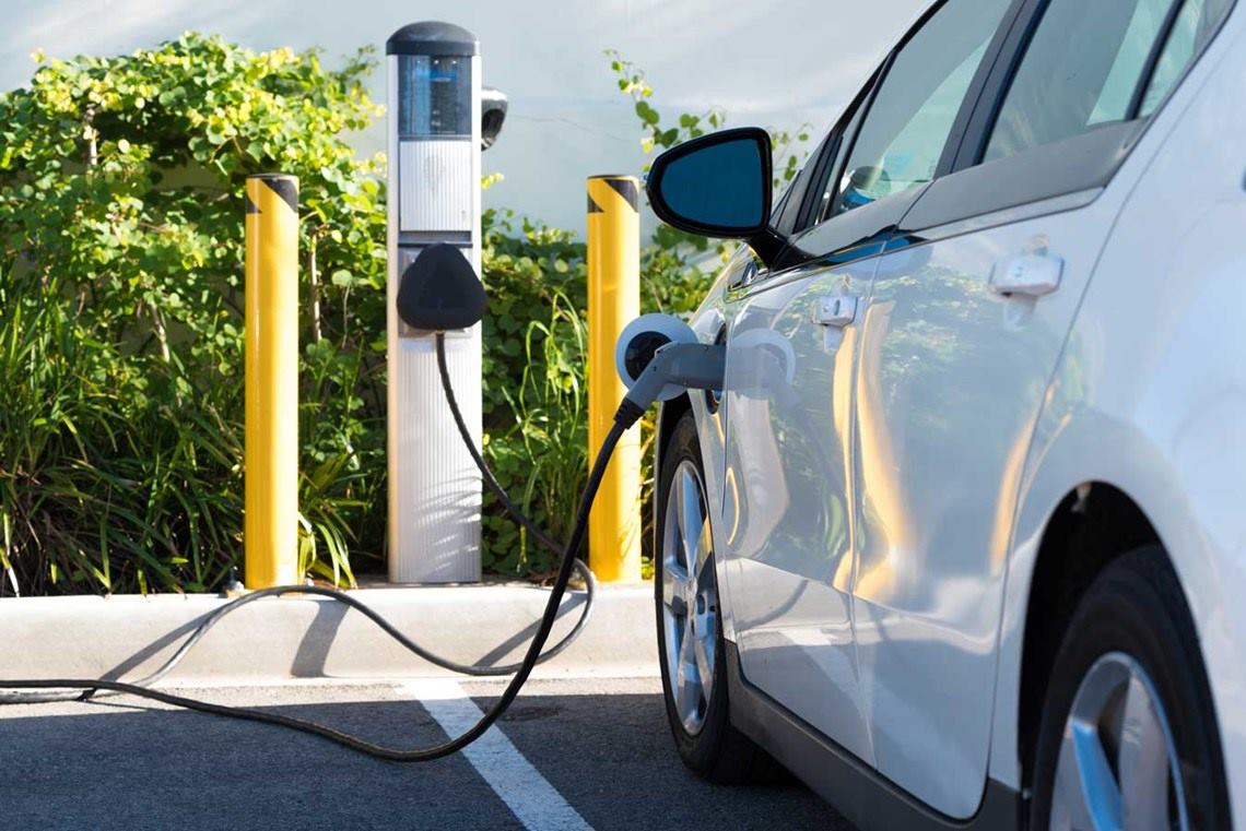 Auto eléctrico se carga