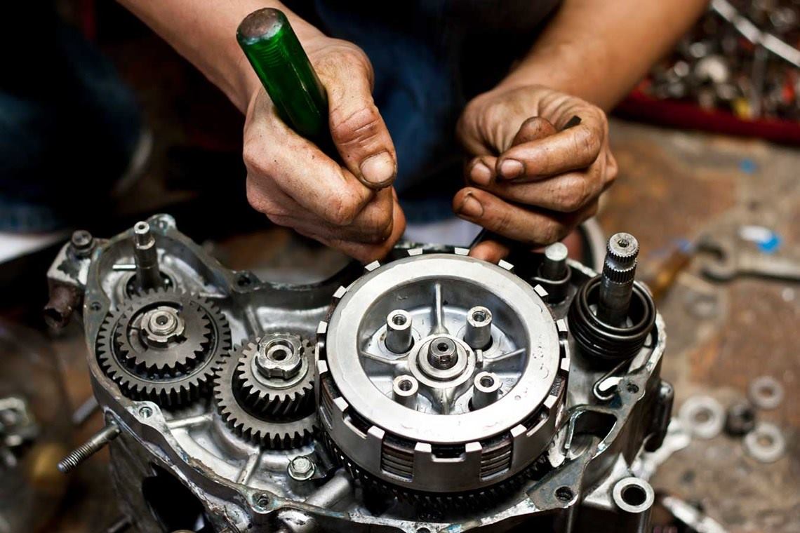 Mecánico repara el sistema del clutch de una motocicleta