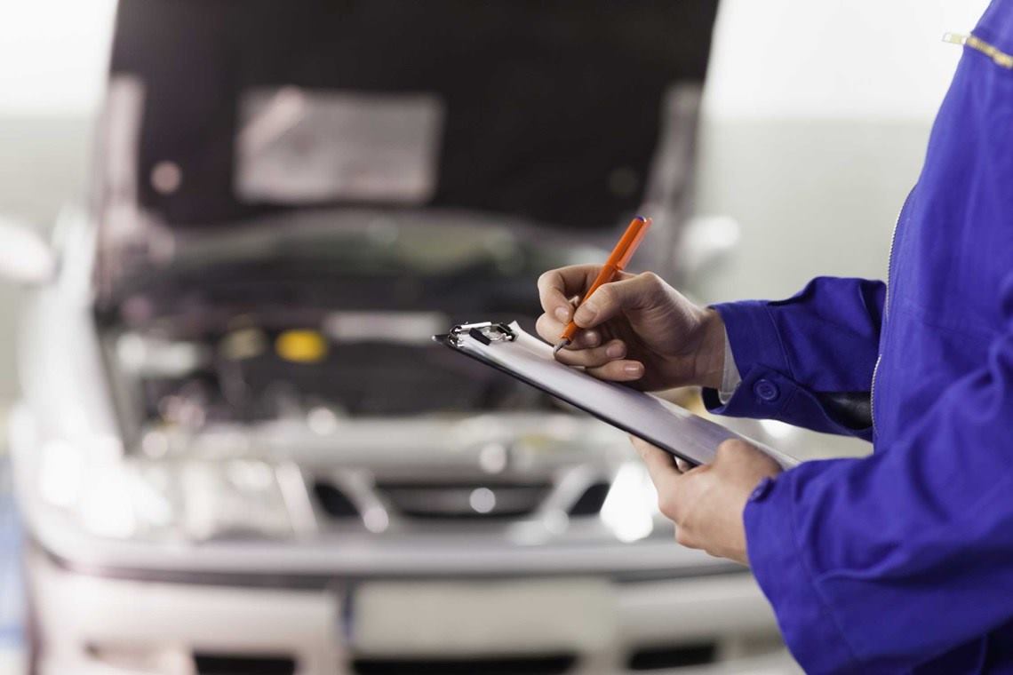 Mecánico revisa automóvil