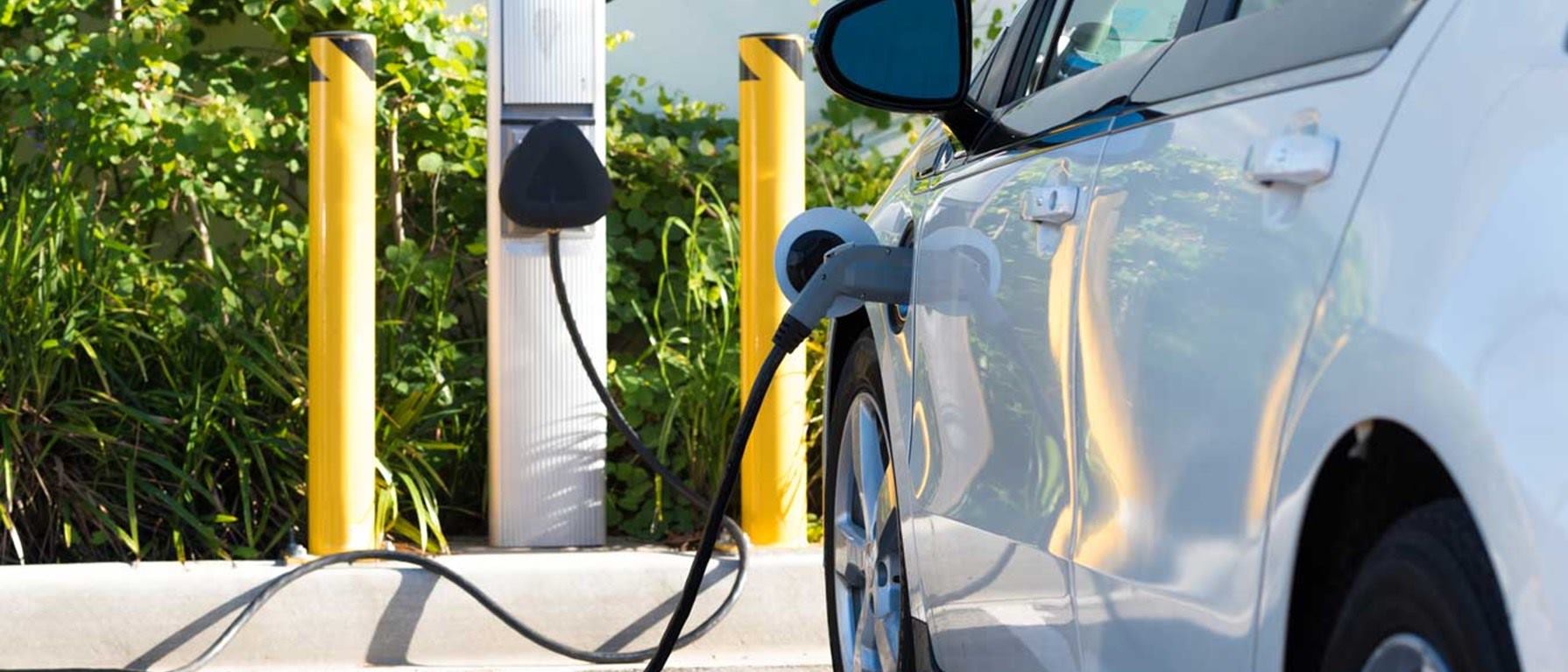 Auto eléctrico se carga